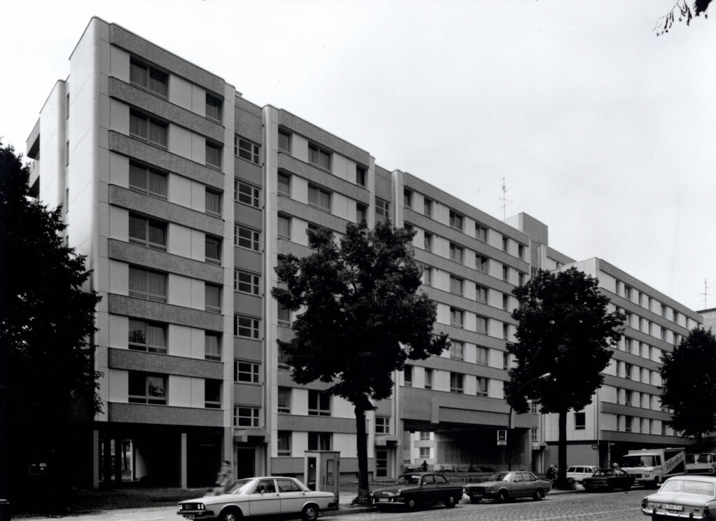 Stele 1 - Ledigenheim/Geschäftsstelle