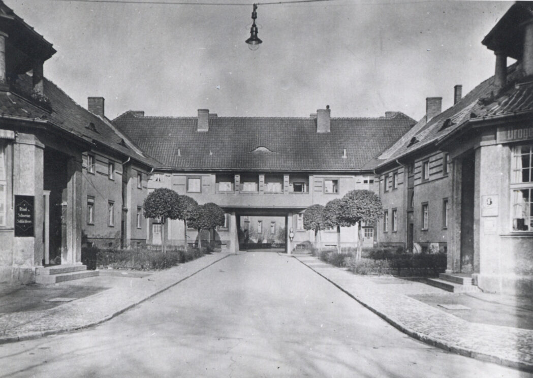 Stele 2 - Suttnerstraße