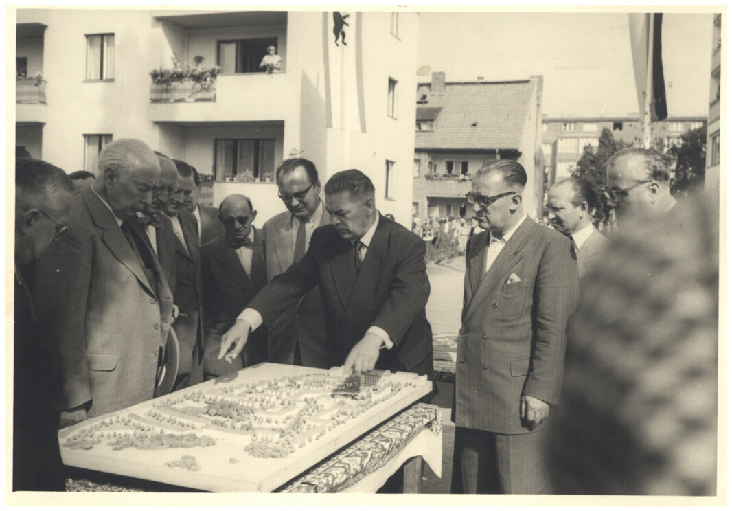 Stele 2 - Suttnerstraße