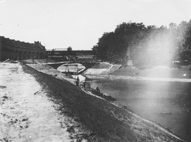 Stele 5 - Weiher/Park