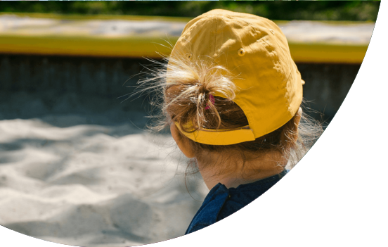 Porträtfoto Kind im Sandkasten